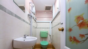 A bathroom with a white sink, green toilet, and a shower area. - Hotel O Rafik Ali Motel (Kepala Batas)