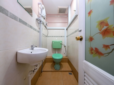 Ducha, artículos de tocador gratuitos, bidet, toallas. Hotel O Rafik Ali Motel