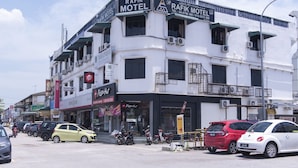 A building with a sign for 'Rafik Motel' and 'Pizza Hut' on the ground floor. - Hotel O Rafik Ali Motel (Kepala Batas)