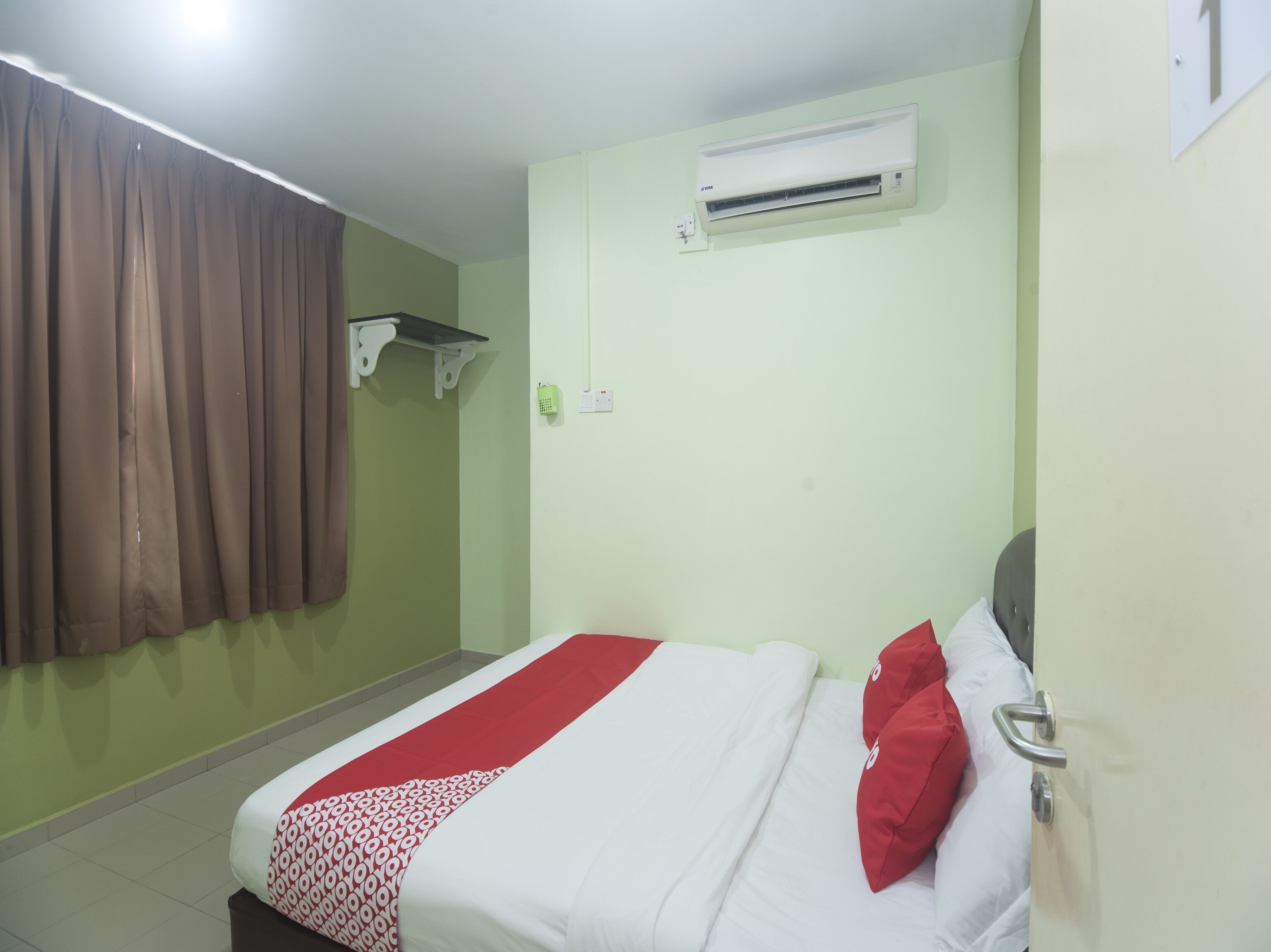 Blackout drapes, WiFi (free), bed sheets