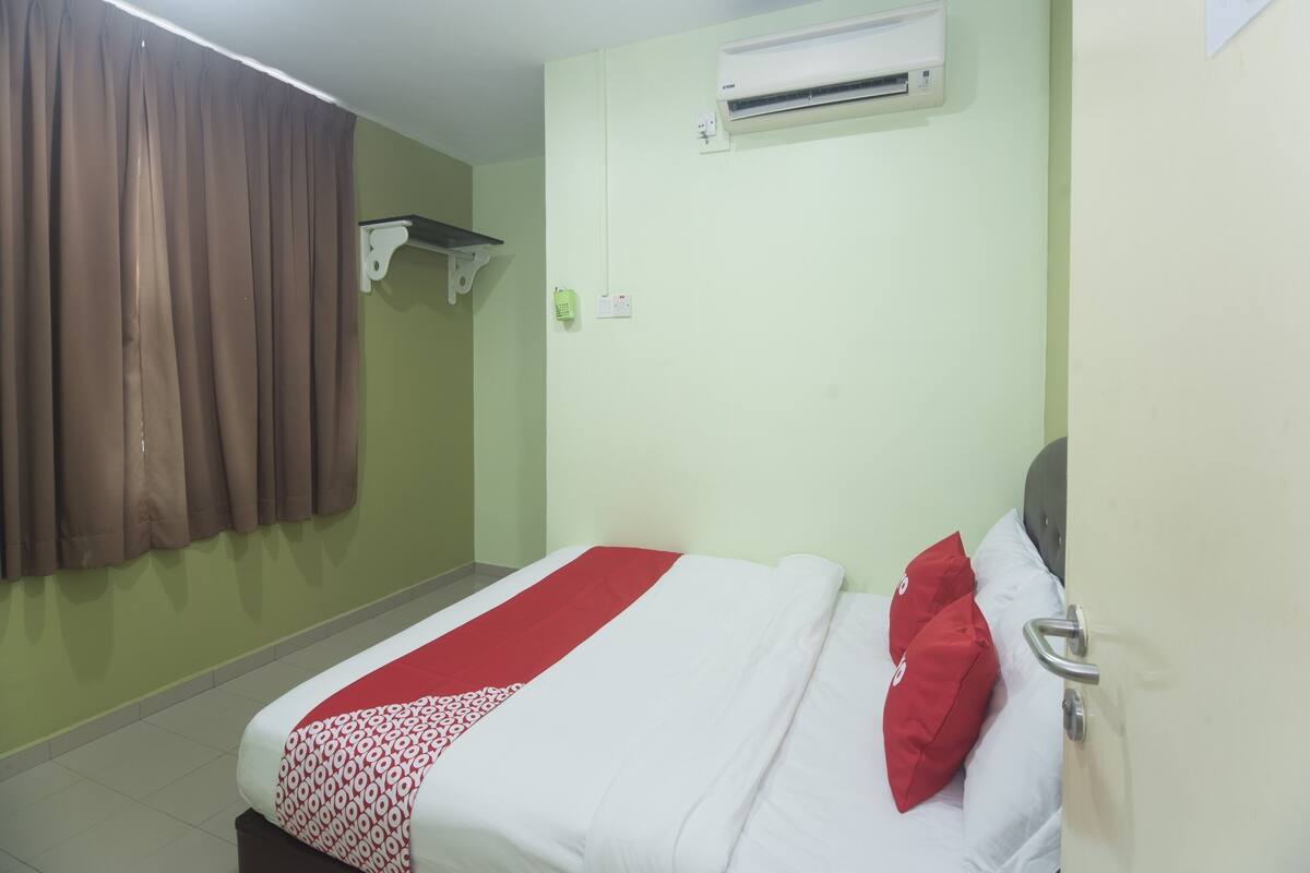 Blackout drapes, WiFi (free), bed sheets