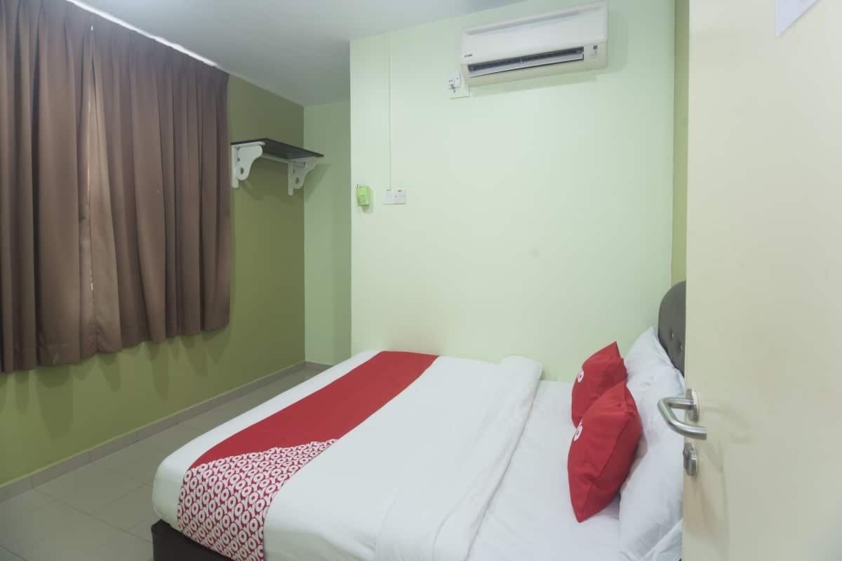 Blackout drapes, WiFi (free), bed sheets
