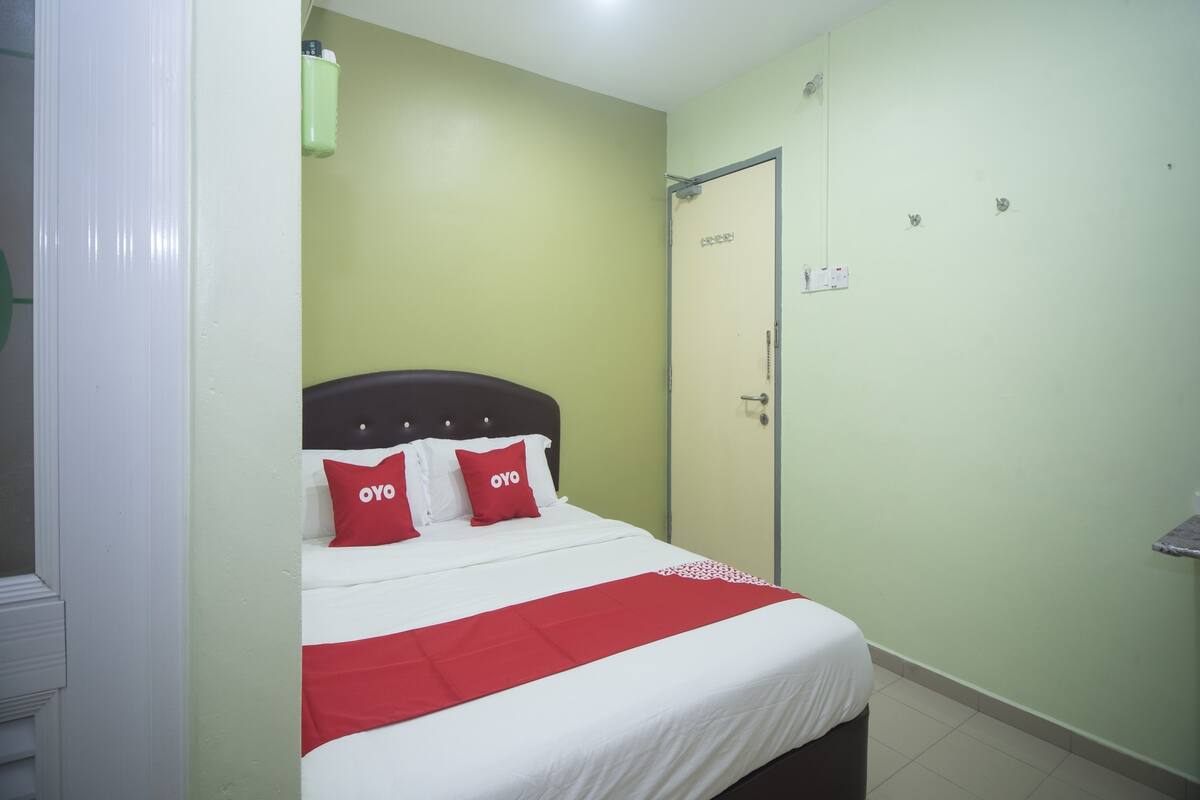 Blackout drapes, WiFi (free), bed sheets