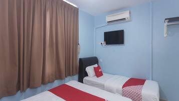 Habitación de hotel con dos camas, televisión, aire acondicionado y una ventana con cortinas.