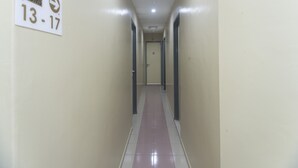 A hallway with a sign indicating rooms 13-17. - Hotel O Rafik Ali Motel (Kepala Batas)