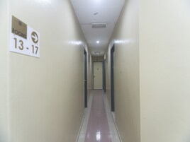 A hallway with a sign indicating rooms 13-17.