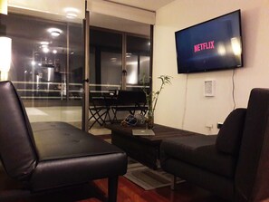 Apartment | Living room | 60-inch flat-screen TV with cable channels, TV, Netflix - El Cosmopolita Apartment (Santiago)