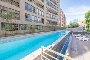 Seasonal outdoor pool - El Cosmopolita Apartment (Santiago)