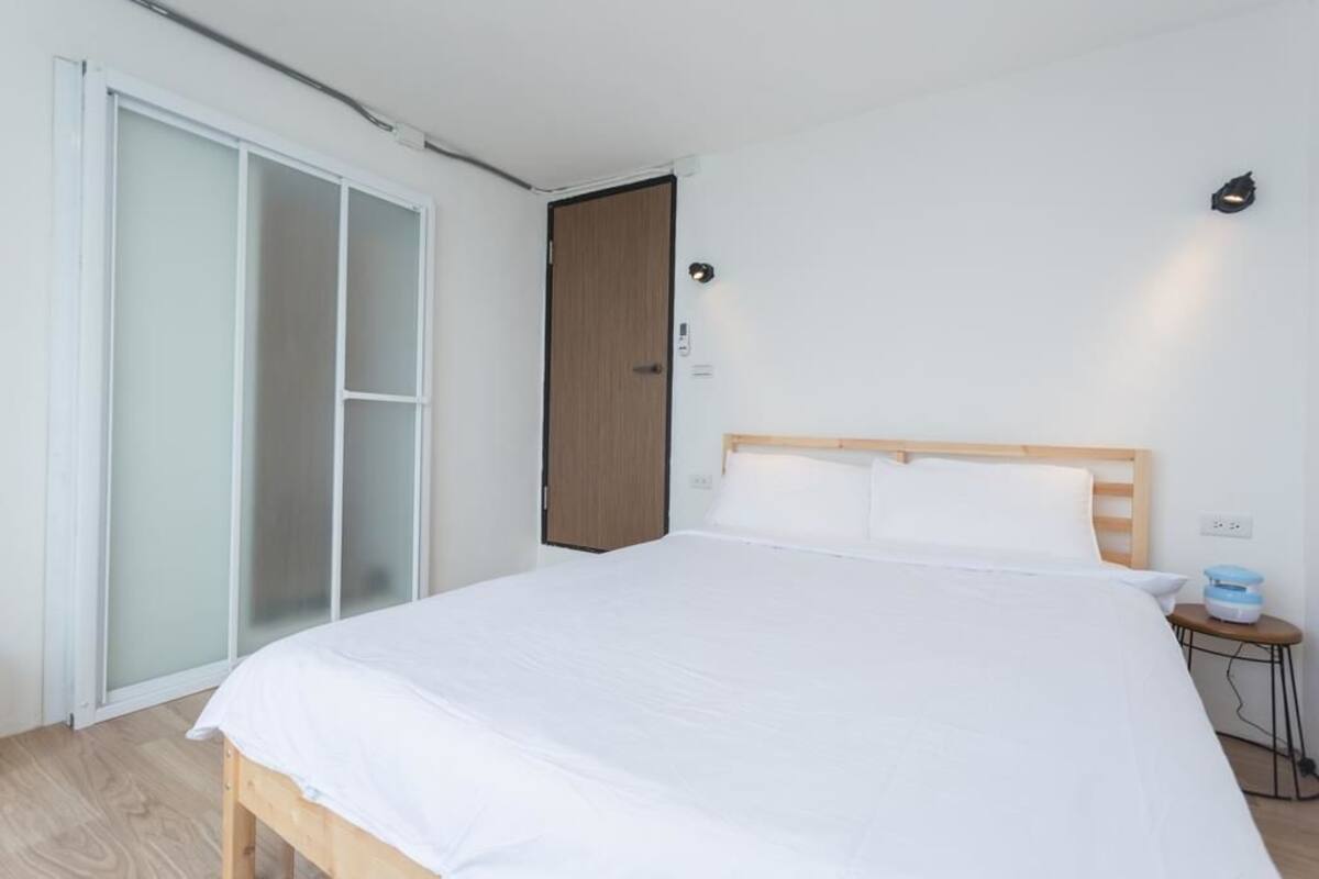 Habitación doble, baño compartido, vista parcial al océano | Cortinas blackout, insonorización y ropa de cama