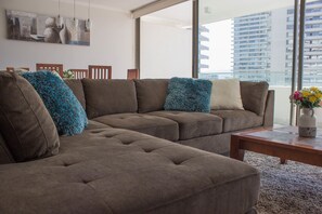 アパートメント | リビングルーム | 60 インチの薄型テレビ (ケーブル放送視聴可)、テレビ、Netflix