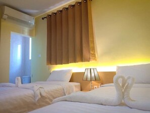Deluxe Twin Room | Desk, soundproofing, iron/ironing board, free WiFi - Merlin Hotel (Maumere)