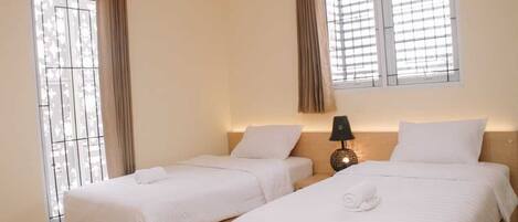 Deluxe Twin Room | Desk, soundproofing, iron/ironing board, free WiFi