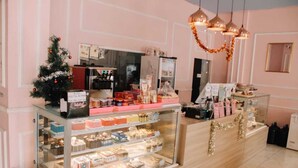 Eine Bäckerei mit einer Glastheke, gefüllt mit verschiedenen Torten und Gebäck.