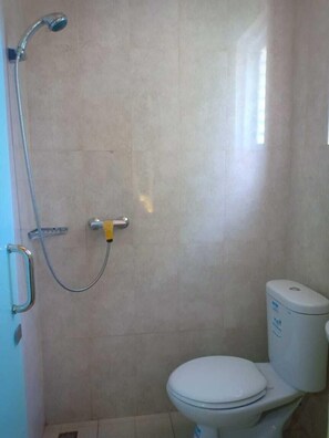 Dusche, Handtücher, Seife, Shampoo