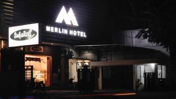 Merlin Hotel, med en tydlig skylt i form av bokstaven ”M” och en väl synlig entré.