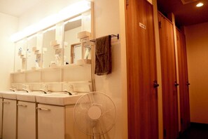 Douche, séchoir à cheveux, serviettes fournies, shampooing