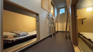 Dormitório compartilhado básico, somente para homens | Escrivaninha, Wi-Fi de cortesia, roupa de cama