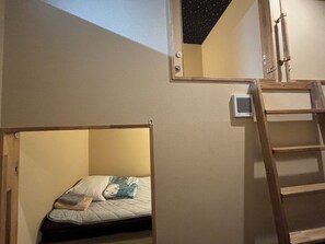 Dormitório compartilhado básico, somente para homens | Escrivaninha, Wi-Fi de cortesia, roupa de cama