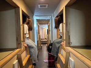 Standaard kamer, alleen vrouwen | Een bureau, gratis wifi, beddengoed