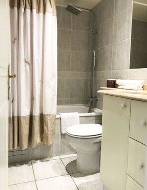 Appartement | Salle de bain | Douche à « effet pluie », articles de toilette gratuits, sèche-cheveux