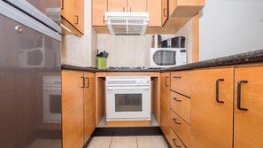 Departamento | Cocina privada | Refrigerador, microondas y cafetera y tetera 