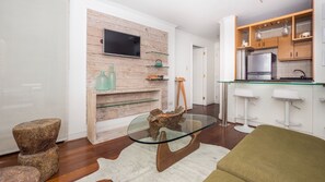 Departamento | Sala de estar | Televisión de pantalla plana de 60 pulgadas con canales por cable 