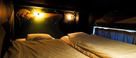 Habitación cuádruple | Tabla de planchar con plancha, wifi gratis y ropa de cama