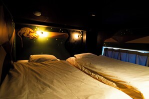 Habitación cuádruple | Tabla de planchar con plancha, wifi gratis y ropa de cama 