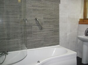 Combined shower/bathtub, hair dryer, towels, shampoo - Large B&B suite at Steading Highland Glen Lodge (Inverness)