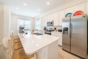 Frigorifero, forno, piano cottura, lavastoviglie