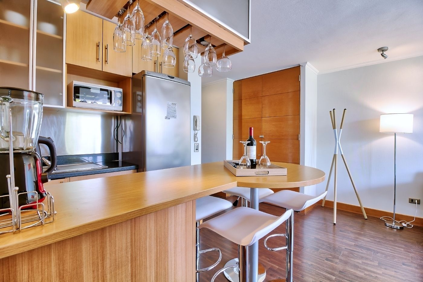 Apartamento | Cozinha privada | Geladeira grande, micro-ondas, fogão, cooktop
