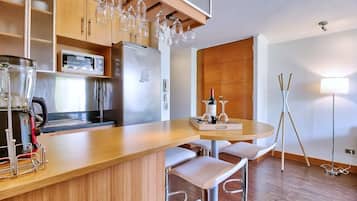 Apartamento | Cozinha privada | Geladeira grande, micro-ondas, fogão, cooktop