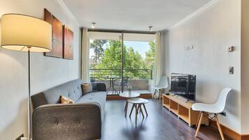 Apartamento | Zona de estar | Televisión de pantalla plana de 60 pulgadas con canales por cable