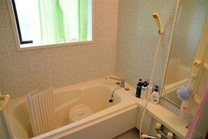 Habitación (Western Style) | Baño | Secadora de cabello, pantuflas, toallas 