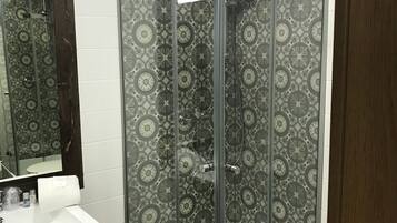 Family Room | Bilik Mandi | Tuala disediakan