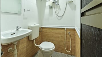 標準雙床房 | 浴室 | 淋浴設備、免費梳洗用品、坐浴桶、提供毛巾