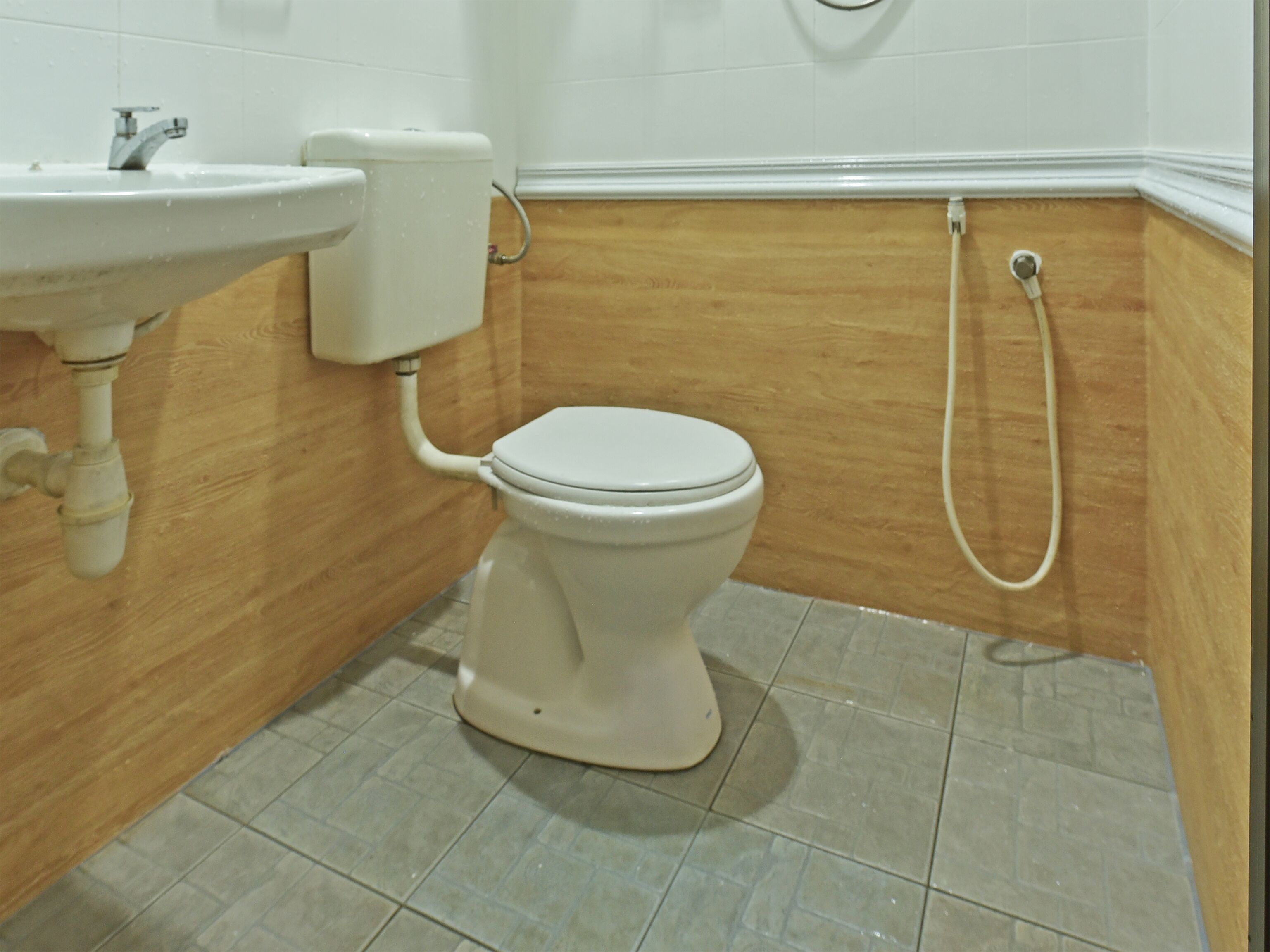 Ein Badezimmer mit Toilette, Waschbecken und Dusche.