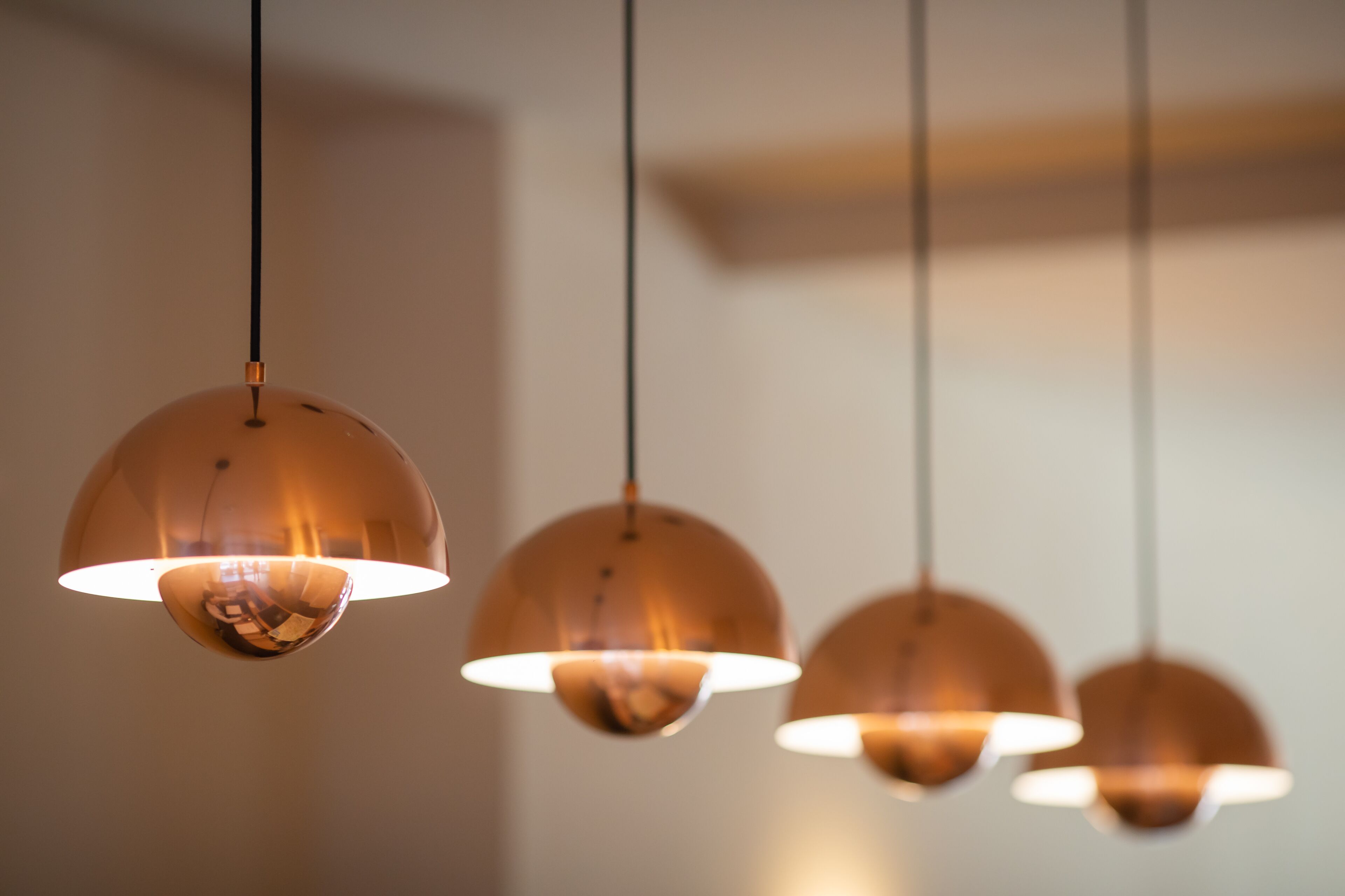 Een reeks bolvormige hanglampen met een warme gloed, bevestigd aan het plafond.