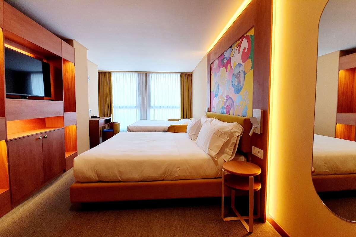 family room | 1 bedroom, premium bedding, down duvets, memory-foam beds