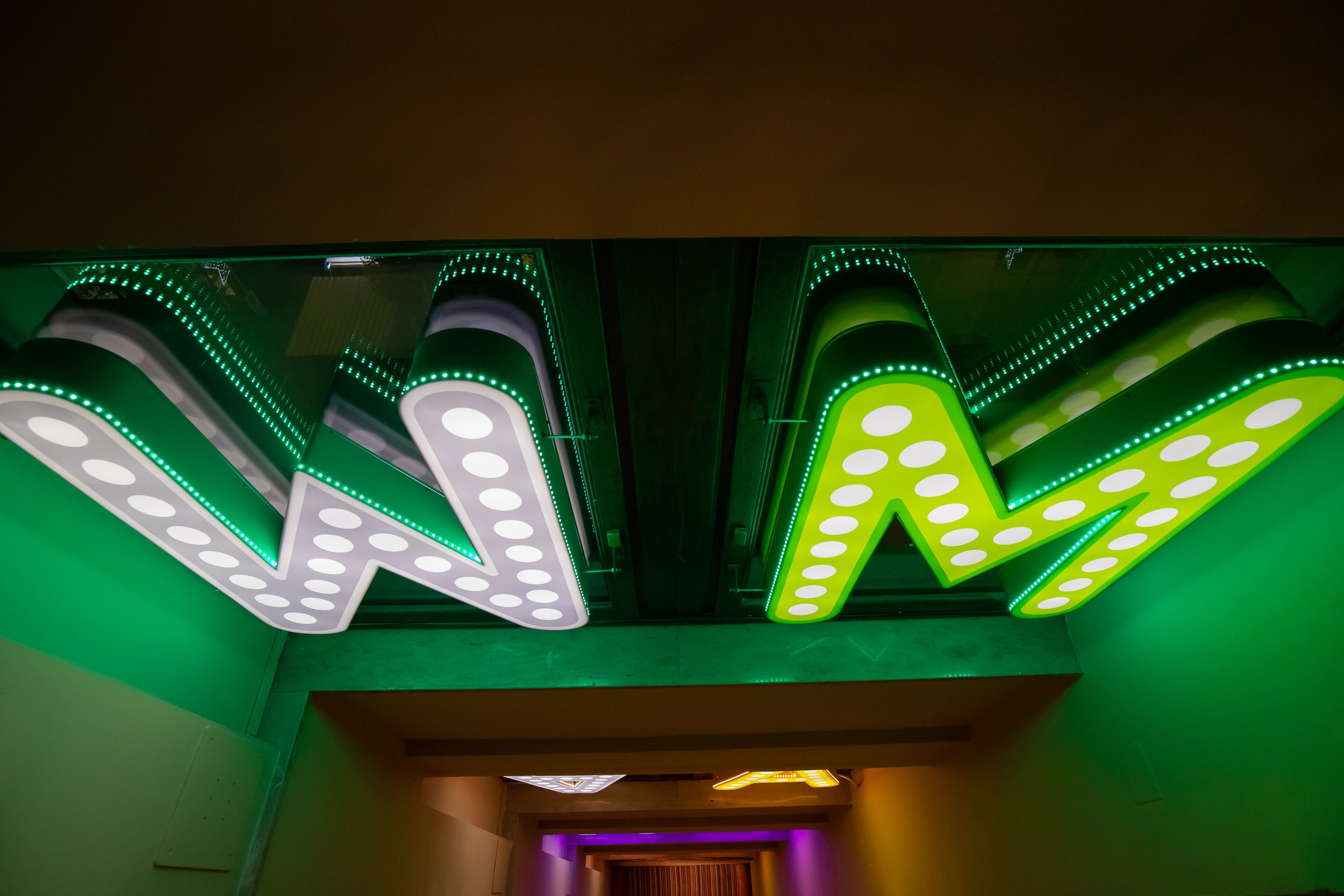 Un letrero de neón con un diseño en zigzag y luces circulares.