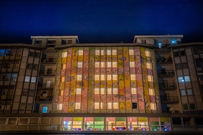 Fachada de la propiedad por la tarde o noche