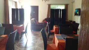 Breakfast, lunch, dinner served; local and international cuisine - Ryan Green and Gardens Hotel (Kabwohe)