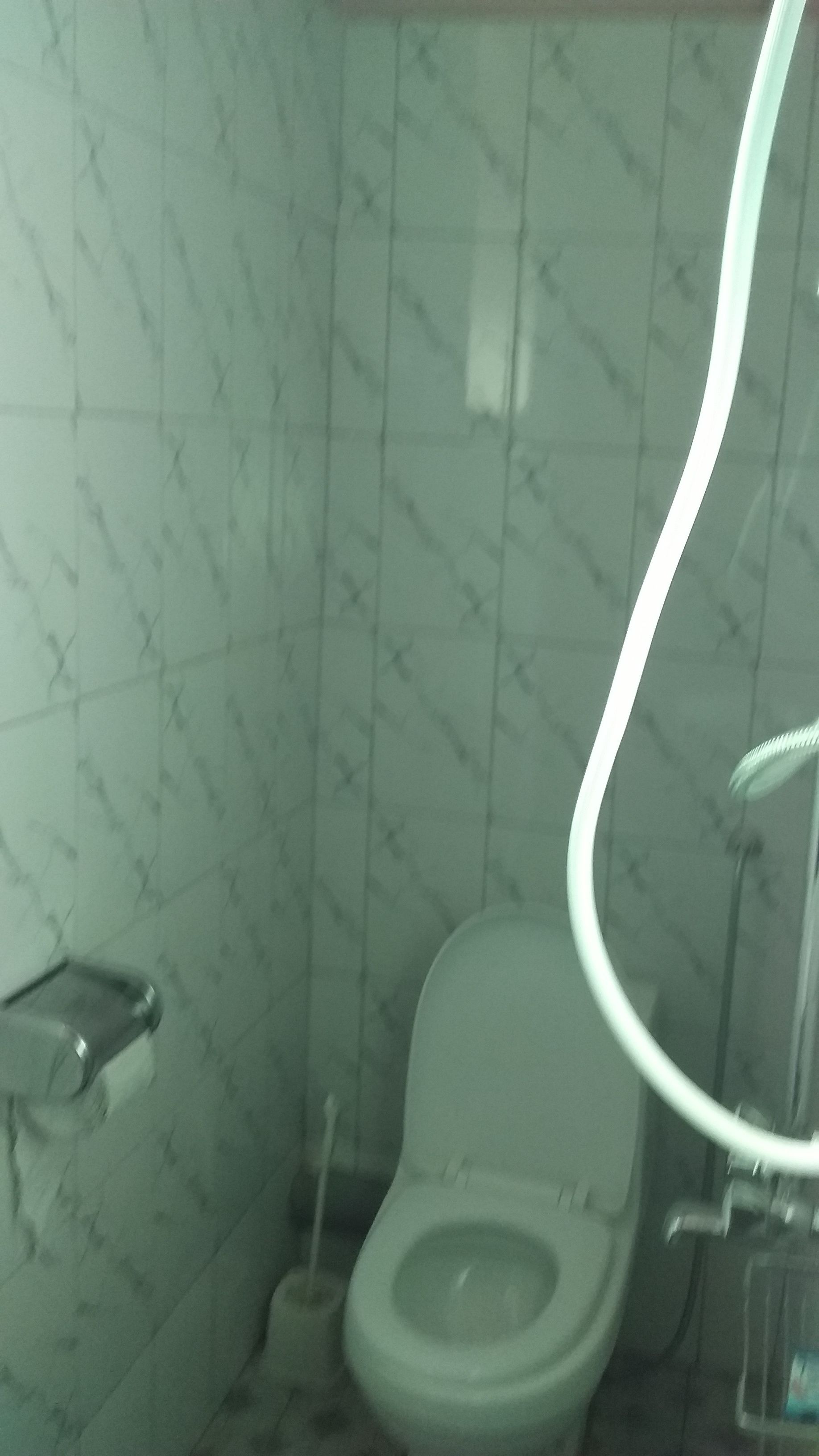 Een douche, een regendouche, handdoeken, zeep