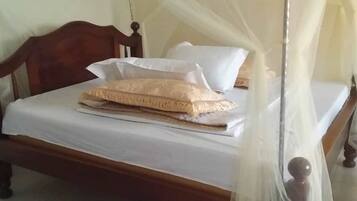 Phòng đơn | Bàn, bộ trải giường