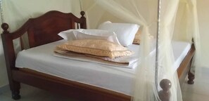 Single Room | Desk, bed sheets - Ryan Green and Gardens Hotel (Kabwohe)