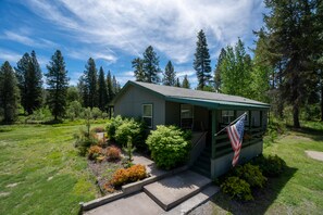 Exterior - Running Bear · Running Bear on Fort Creek-CraterLake Bungalows (Chiloquin)