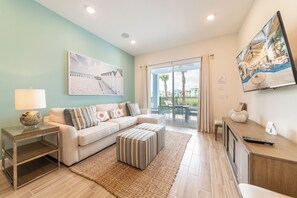 Living area - Waterfront Cottage with Private Pool near Disney and Margaritaville Resort &. (Kissimmee)