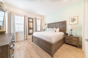 4 bedrooms, in-room safe, iron/ironing board, free WiFi - Waterfront Cottage with Private Pool near Disney and Margaritaville Resort &. (Kissimmee)