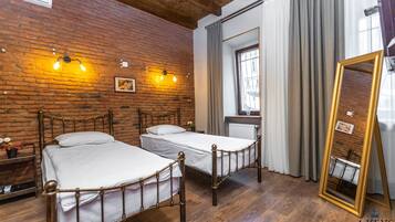 4 chambres, coffres-forts dans les chambres, fer et planche Ă repasser