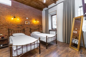 4 室のベッドルーム、セーフティボックス (室内)、アイロン / アイロン台、WiFi